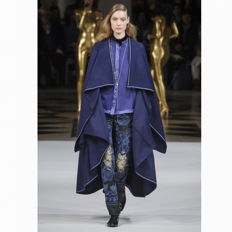 موضة الكاب المتطاير مع البنطلون من Alexis Mabille