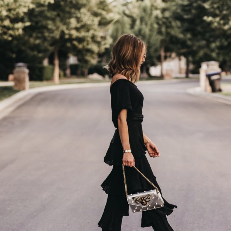 اختاري بنطلون مزين بالكشكش ونسقيه مع معطف من الفرو لاطلالة لافتة وعصرية