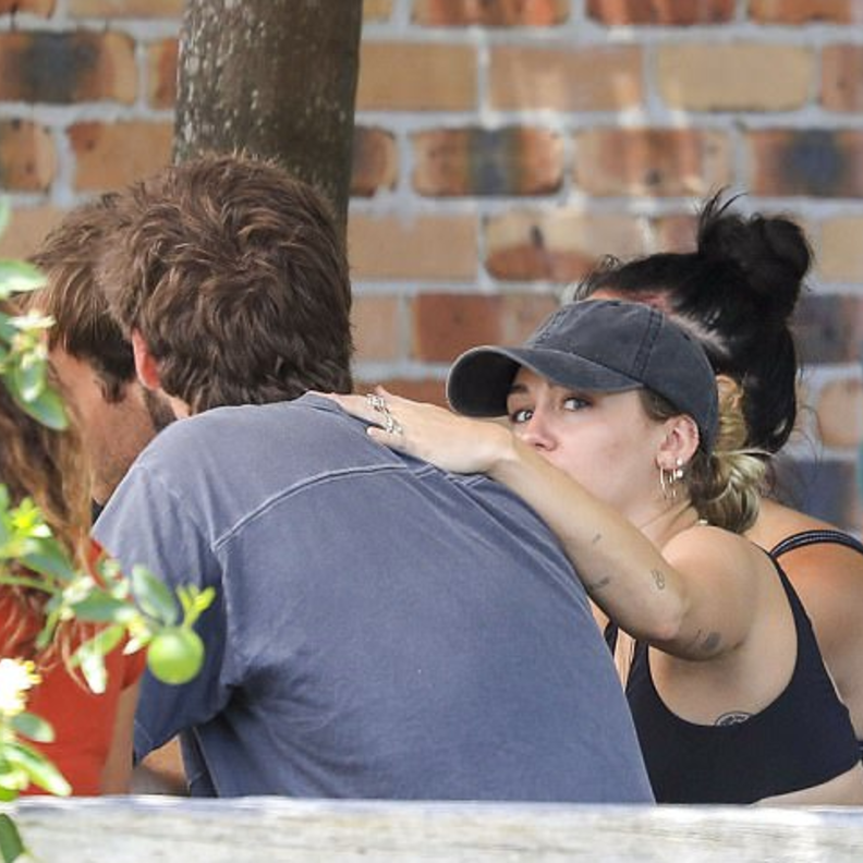 يبدو أن الأمر صحيح.. تقارير عن زواج مايلي سايرس وليام هيمسورث