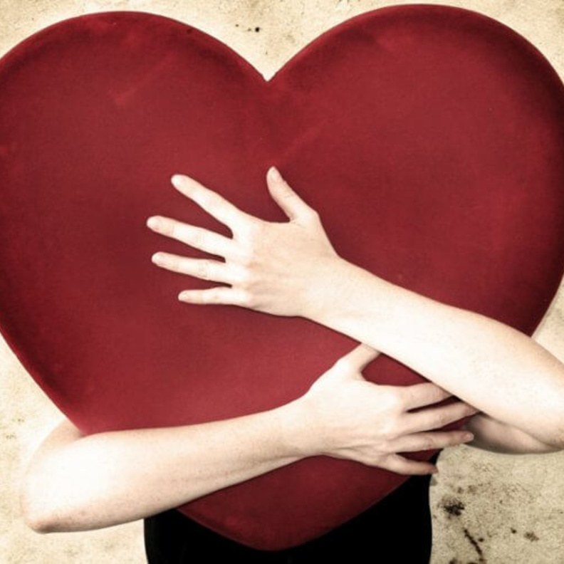 يهتمّ ببيته واهله وزوجته واولاده كثيراً