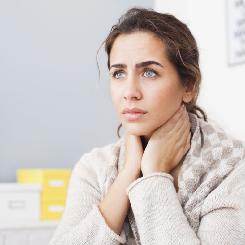 التهاب الحلق الحاد يسبب الصداع