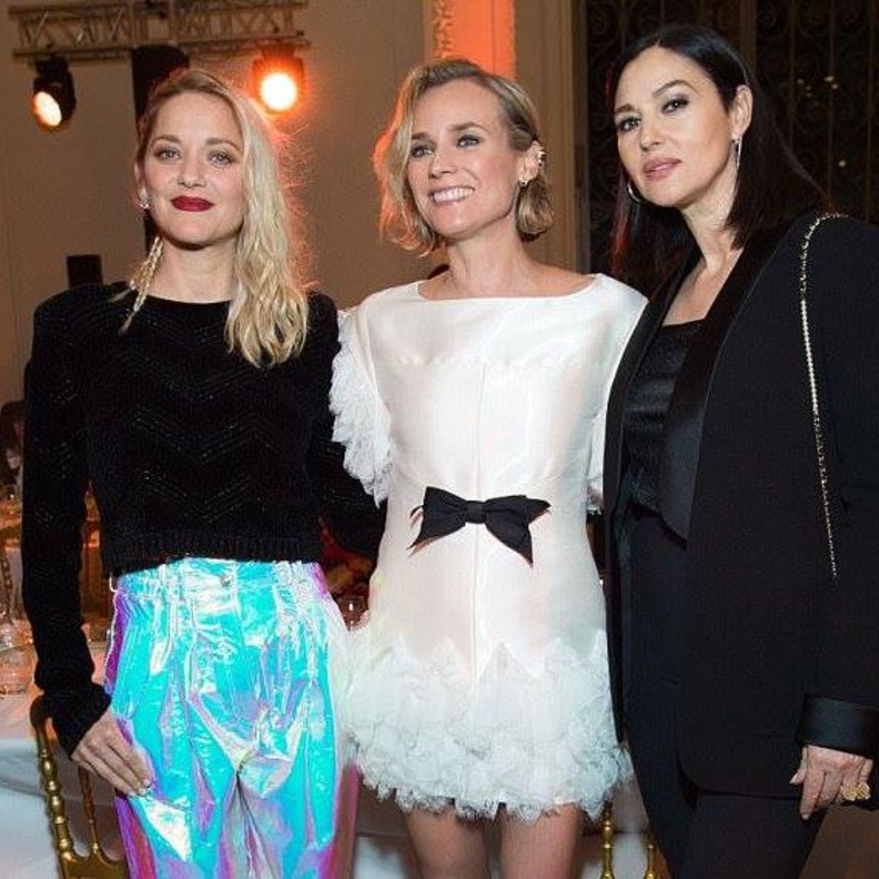 الممثلة الفرنسية أنا جيراردو ارتدت بدلة مخملية باللون النبيذي وتألقت بمجوهرات لافتة من شانيل