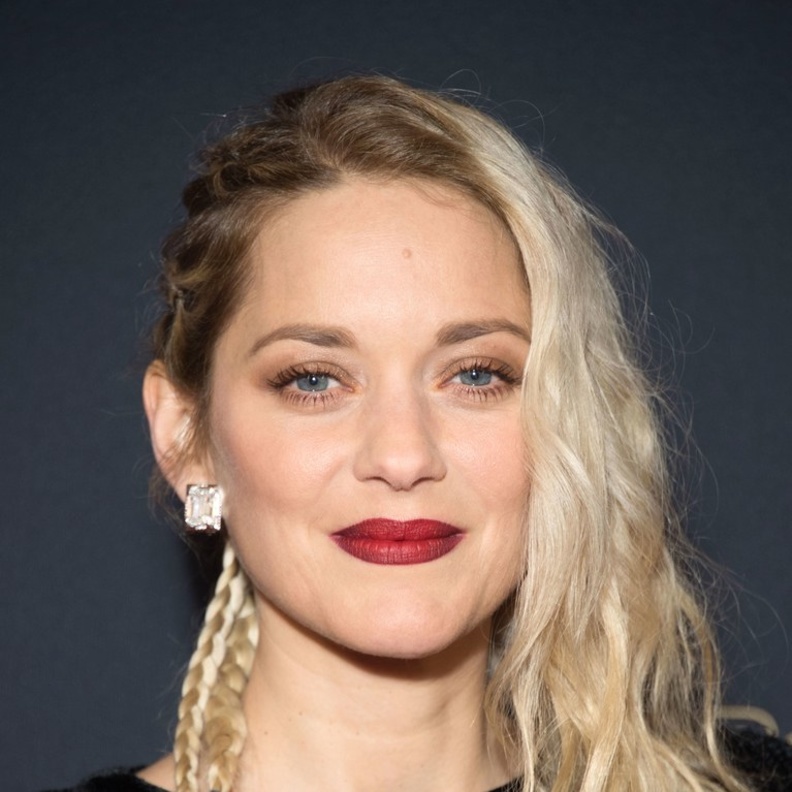 احمر شفاه قوي مع الظلال الذهبية من Marion Cotillard