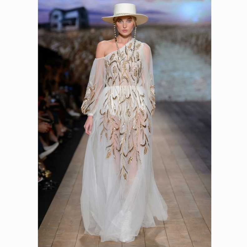 تألقي بأجمل تصاميم فساتين السهرة بأكمام طويلة من الشيفون