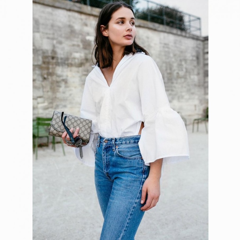 نسقي القميص الأبيض مع تنورة بيضاء لاطلالة لافتة وعصرية