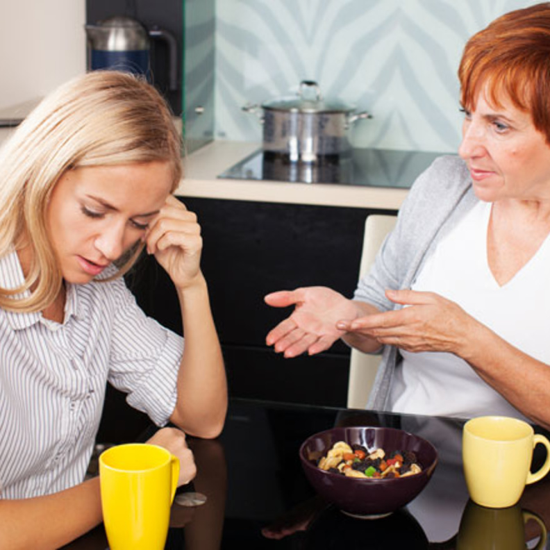 كيفية التعامل مع الحماة الفضولية