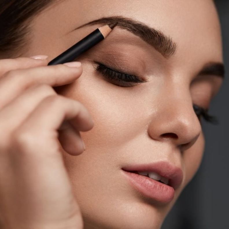 ارسمي حواجبك بالطريقة الصحيحة