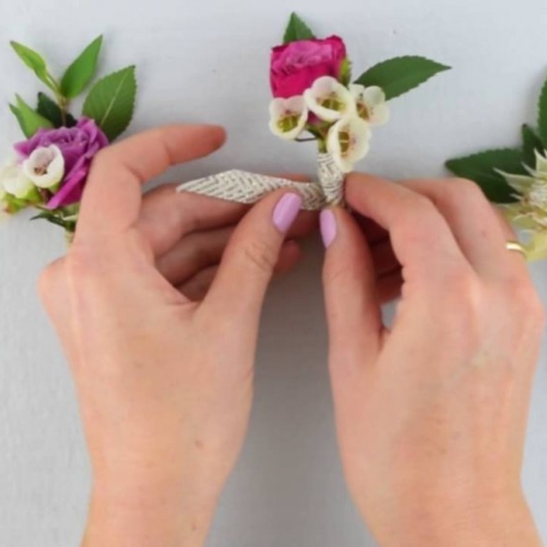 تعلمي بالخطوات كيفية عمل اساور وصيفات العروسة