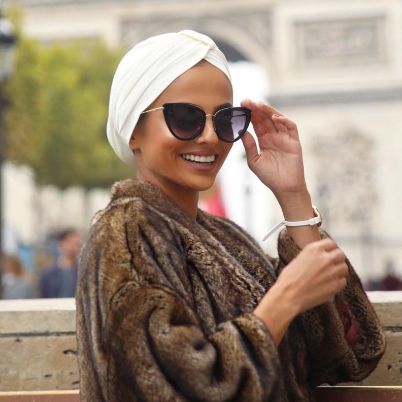 طريقة لفّ الحجاب مع النظارات الشمسية