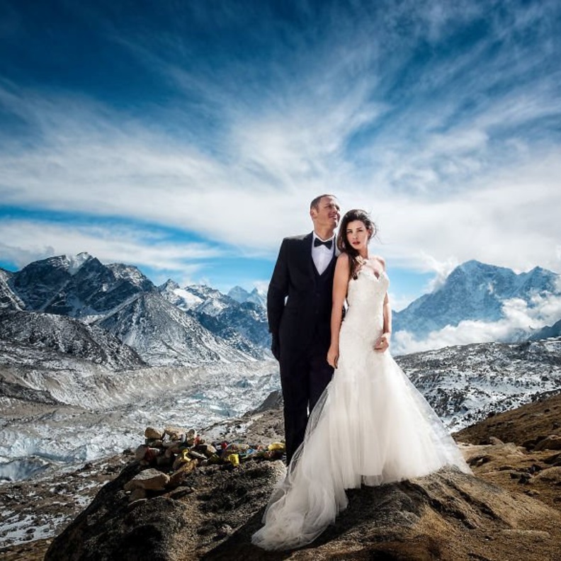 العروسان على جبل ايفرست