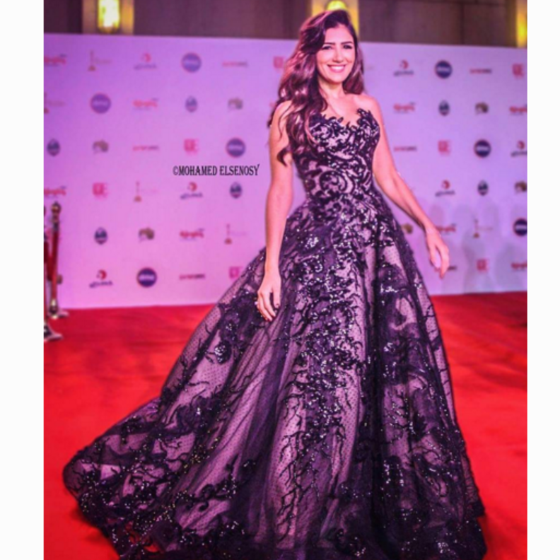 اختارت مي عمر تنسيق صباحي في القميص الأبيض مع جيليه جينيز