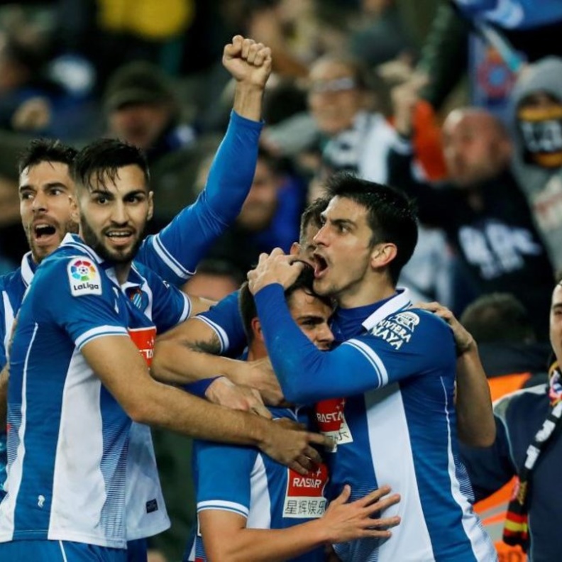 إسبانيول يعاقب برشلونة ويهزمه في الوقت القاتل