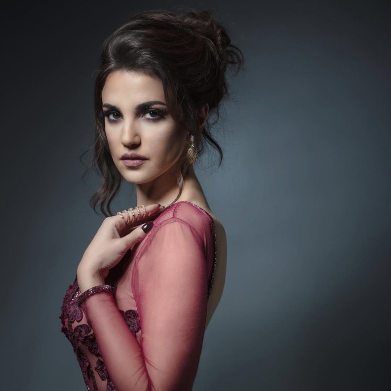 مي عز الدين تختار مجوهرات ناعمة من Toujours