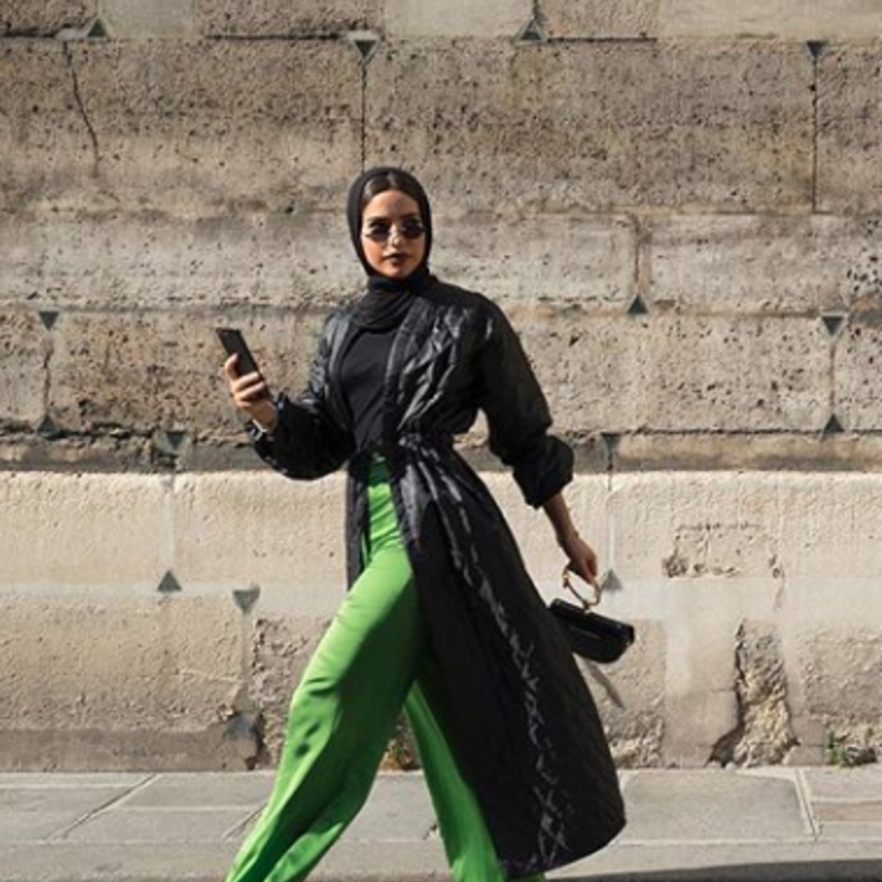 استوحي اطلالاتك بسراويل الأقمشة من أبرز الفاشينيستاز المحجبات