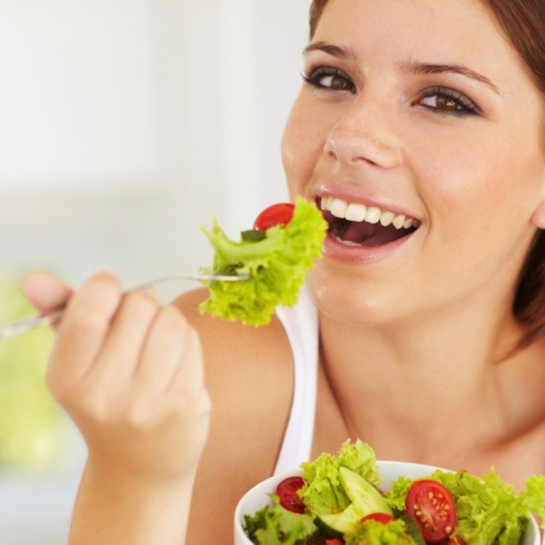 تمنع سلطة الخضار تساقط الشعر وتغذي بوصيلاته أثناء الرجيم