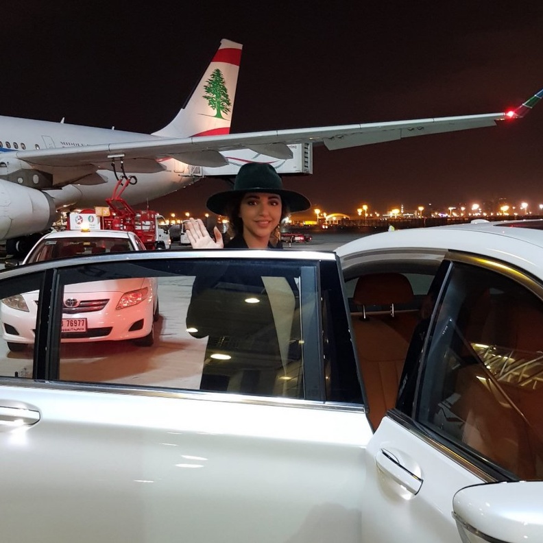 ميريام فارس لا تتخلى عن اكسسوار القبعة باللون الاسود