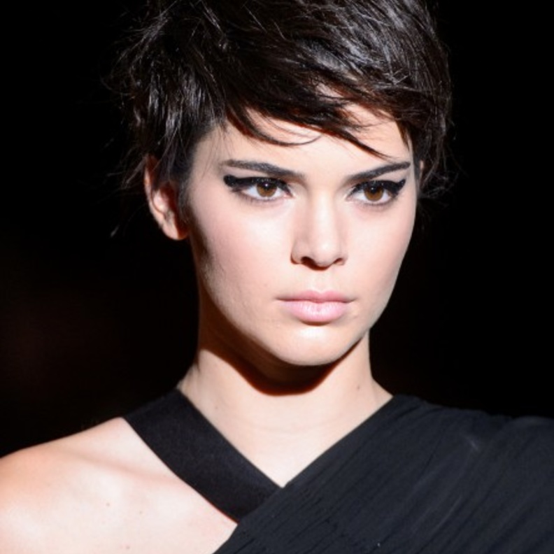 مناكير باللون النيلي مع الخطوط السوداء من ‏Sadie Williams