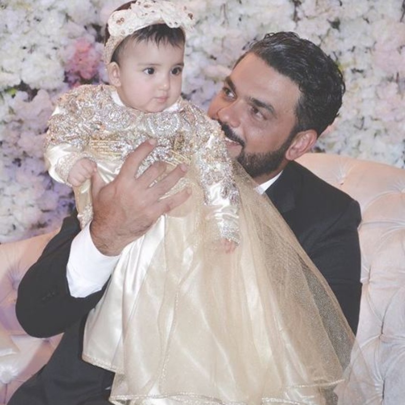 والد حلا الترك وطفلته