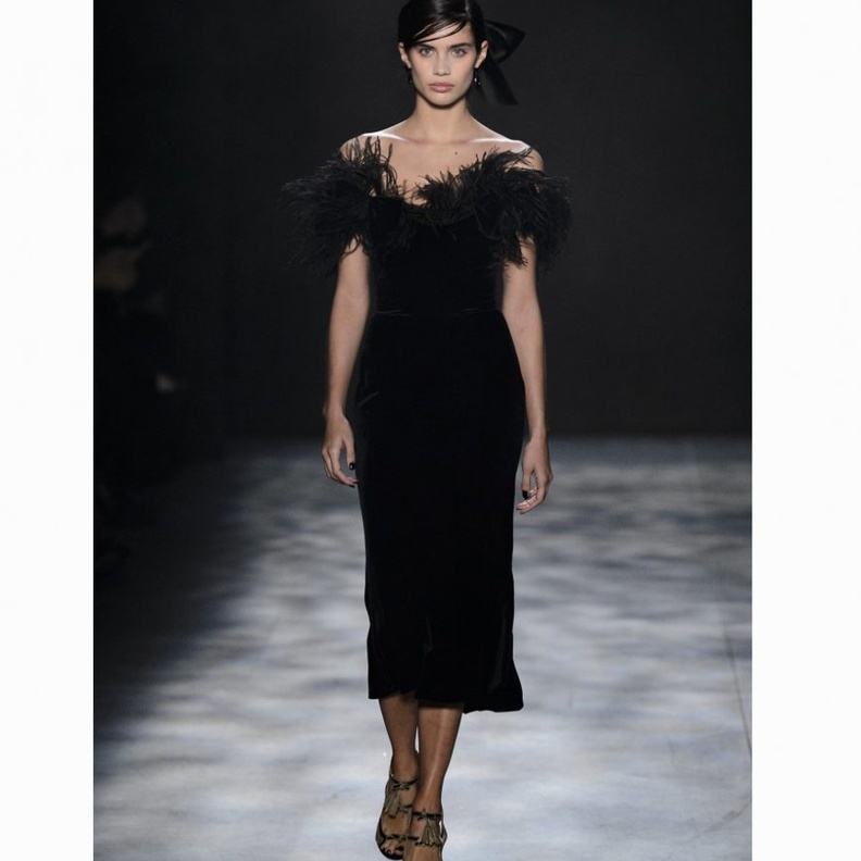 فساتين ناعمة قصيرة تحت الركبة