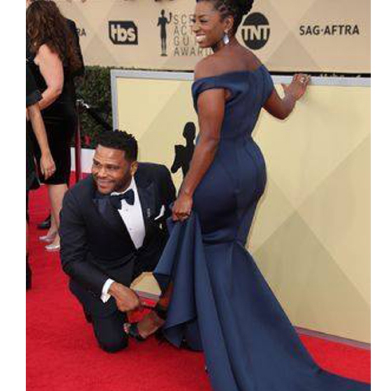 النجم أنتوني أندرسون يساعد زوجته في تعديل شريط حذائها في حفل جوائز SAG