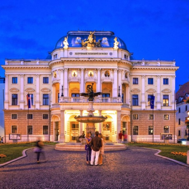 مشهد من بحيرة Štrbské Pleso