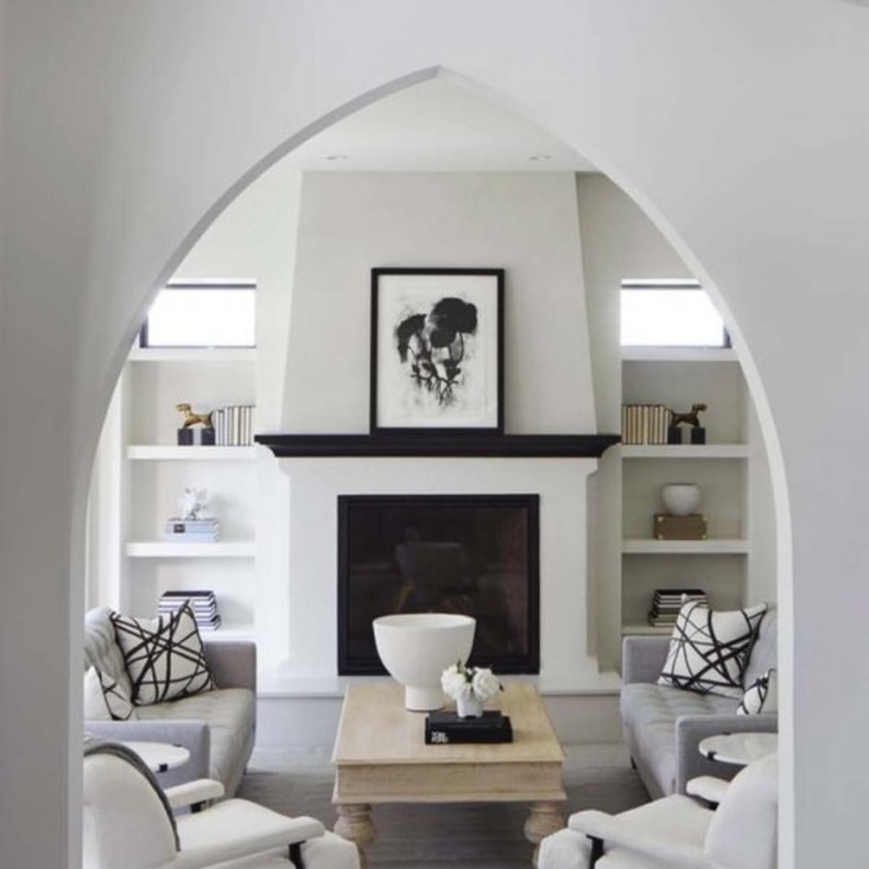 ديكور شرقي لغرفة الجلوس يعتمد الأقواس في تصميم الأبواب