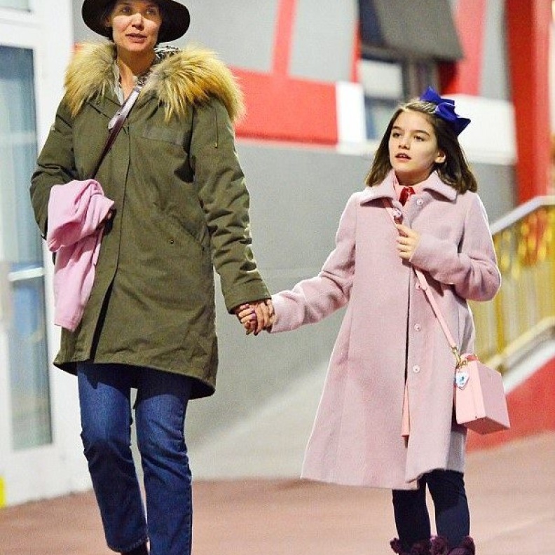 كايتي هولمز تظهر بدون مكياج خلال نزهة مع ابنتها سوري في شوارع نيويورك