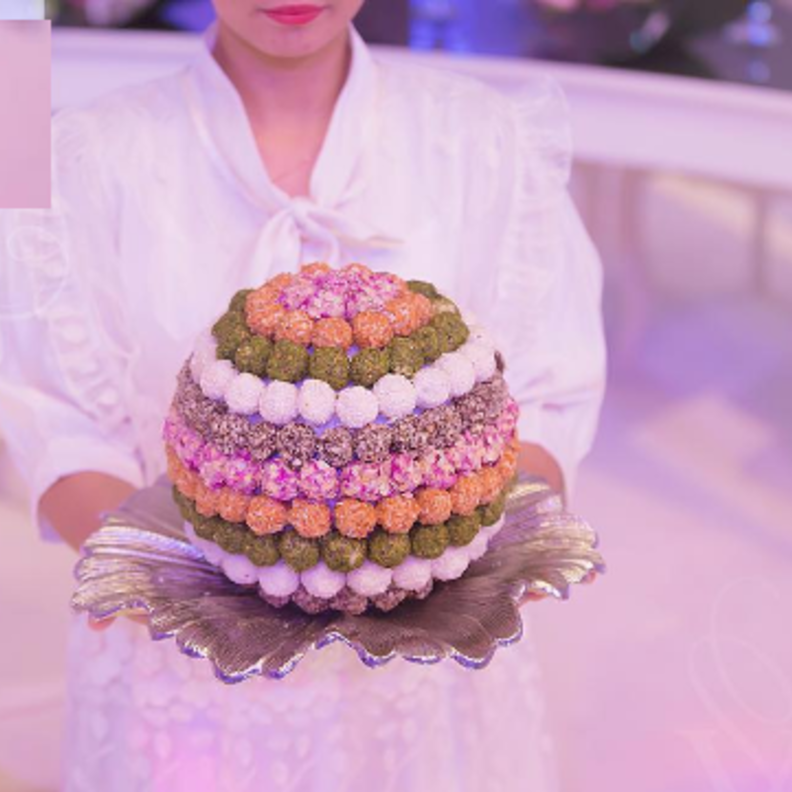 قطعة شوكولا على شكل بدلة العريس وتزيين الاخرى بسوار من اللؤلؤ