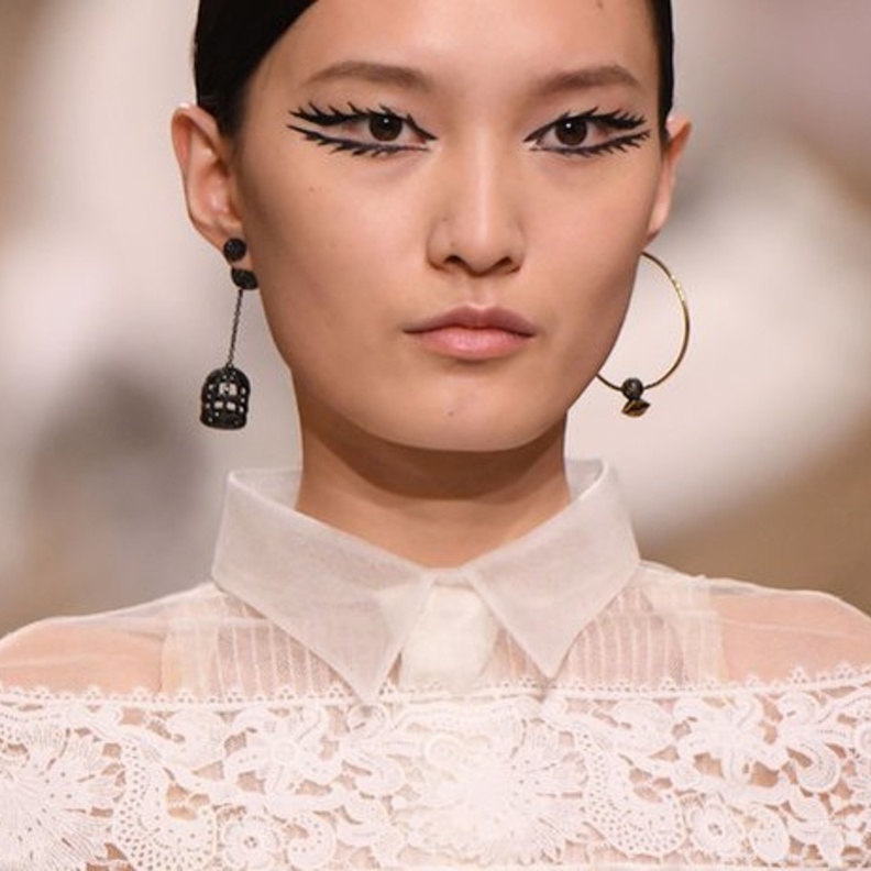 رسمات عصرية من الايلاينر في عرض ديور Dior