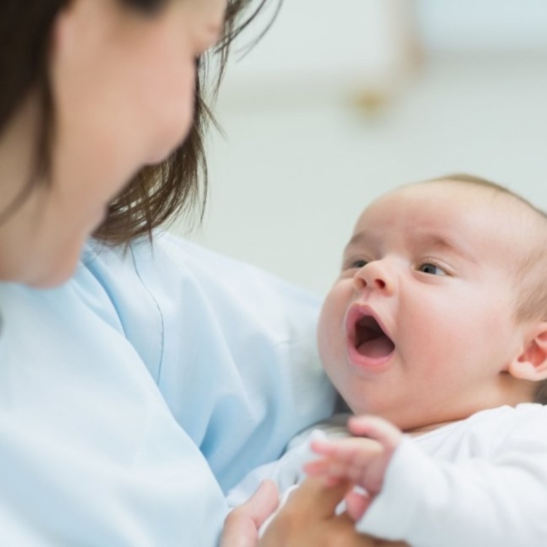 تختلف علامات تطور الطفل الرضيع من طفل لآخر فلا تقلقي وتابعي مولودك