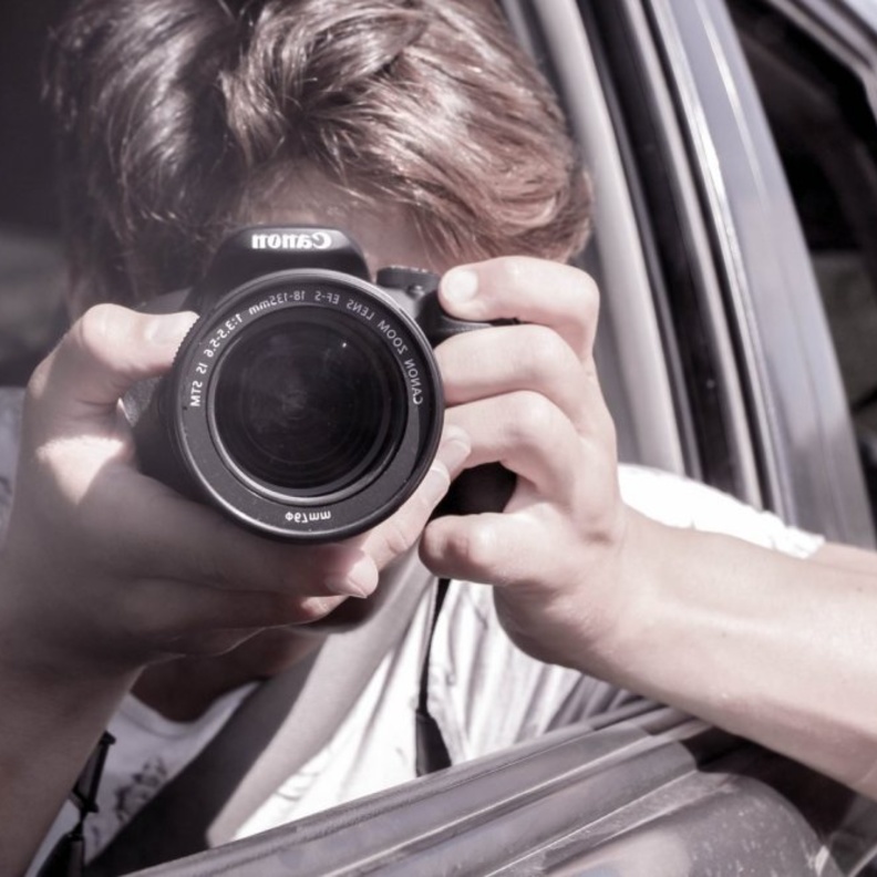 لا تقم بالتقاط جميع الصور بمستوى النظر يمكنك أيضا أن تقوم بالجلوس أو حتى الانبطاح على الأرض