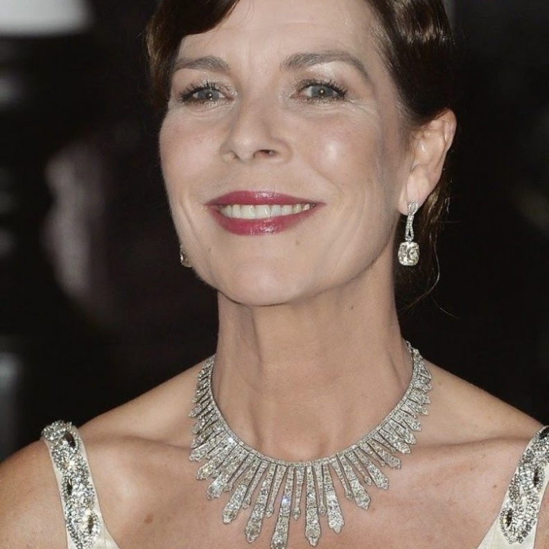 عقد الأميرة كارولين من الماس والياقوت الأزرق يمكن ارتدائه كتاج