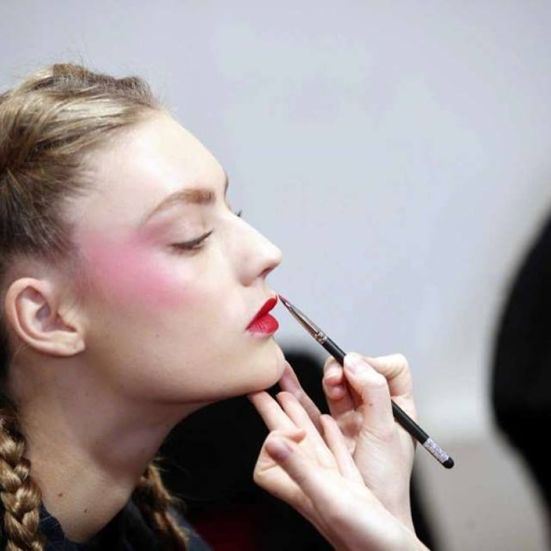 التحضيرات على قدم وساق في كواليس عرض Alexis Mabille ضمن عروض الهوت كوتور لربيع وصيف 2018