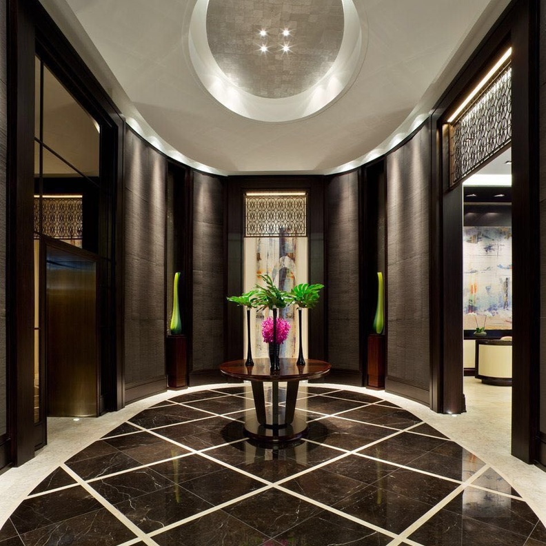 بريق الرخام بلونه الحيادي يعطي ديكور غرفة الجلوس أناقة و بساطة