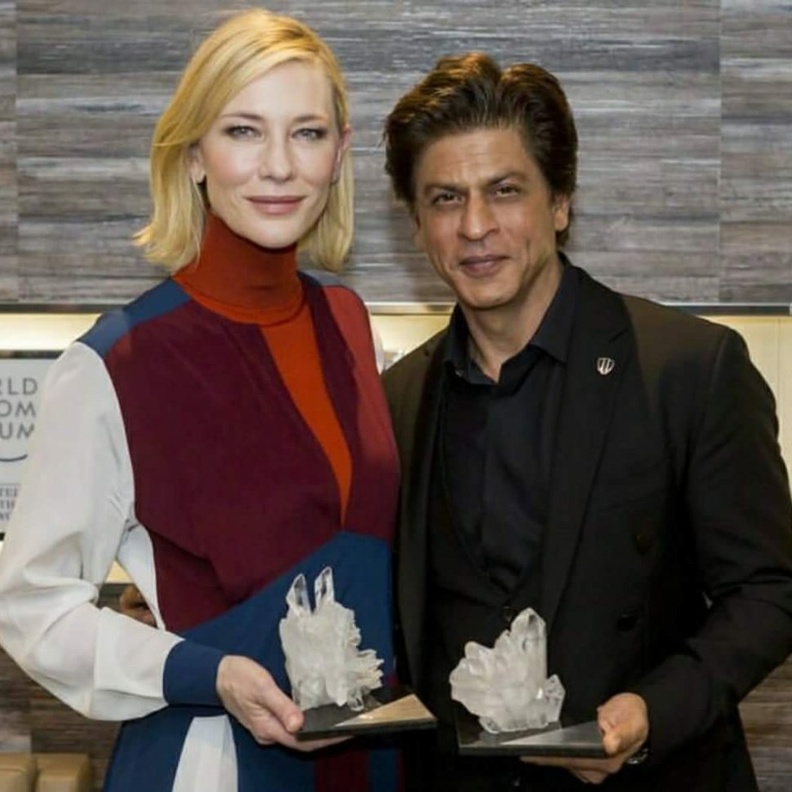 شاروخان شوهد إلى جانب كيت بلانشيت سير ألتون جون في الحفل