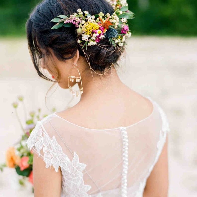 تسريحات عرايس بالرفعة المنخفضة بالخصل المتداخلة تمنح العروس إطلالة انيقة و راقية