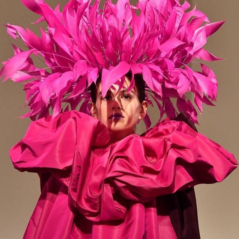 كايا غيربر تبهر الحضور بقبعة فريدة التصميم في عرض أزياء Valentino في باريس