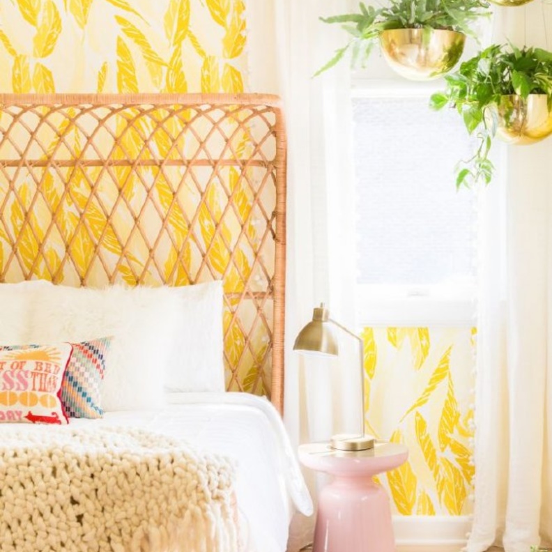 سرير غرفة النوم مميز بتصميمه و لونه الأصفر