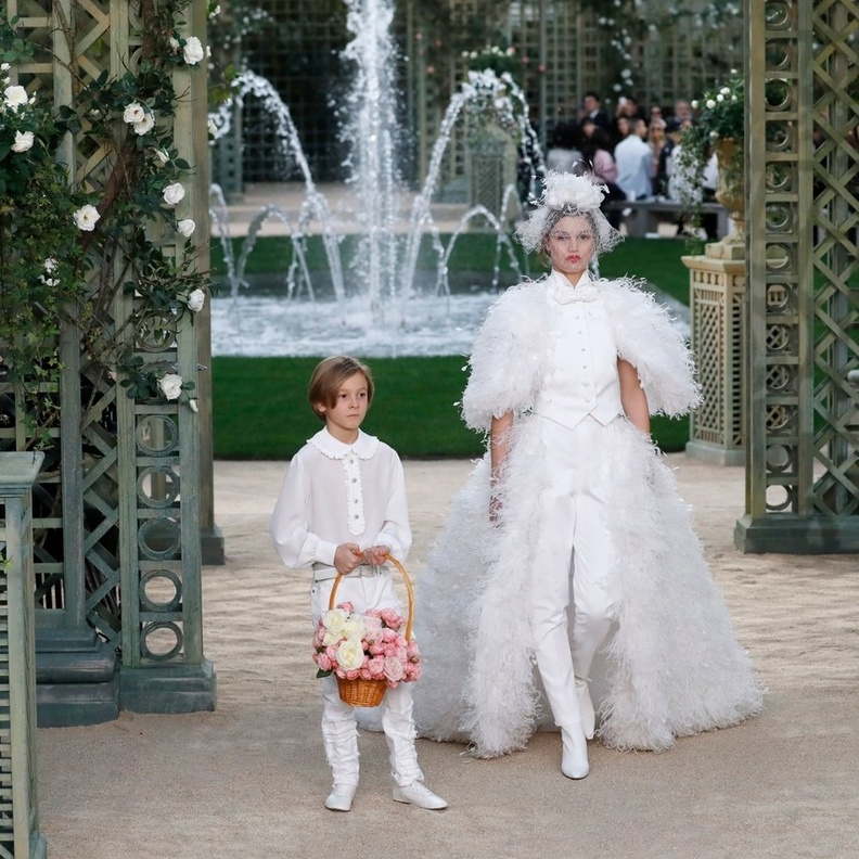 فستان من ايلي صعب