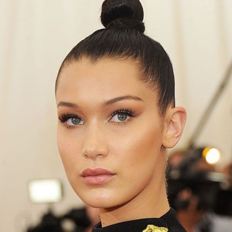 مكياج برونزي ساحر من اختيار بيلا حديد