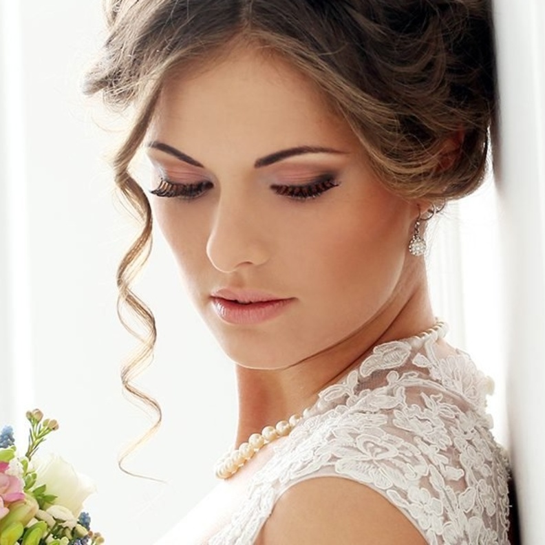 عروس سعودية تحول شماغ والدها الراحل لباقة ورد يوم زفافها