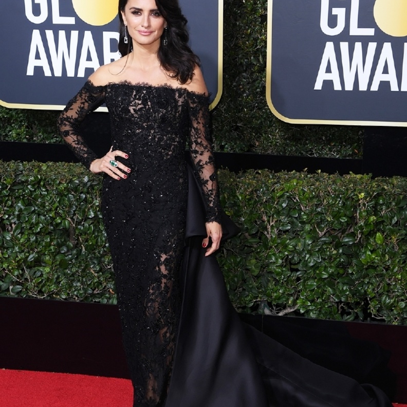 versace فستان أبيض مزين بالريش اختارته بينيلوبي كروز من