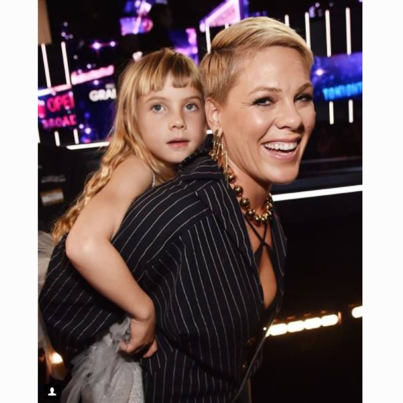 المطربة بينك تعود لدور الأم بعد انتهاء فقرتها على مسرح جوائز غرامي ليلة أمس