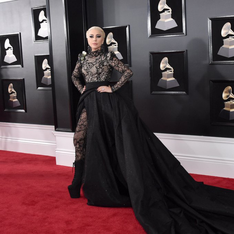 ليدي غاغا لفتت الانظار بفستان اسود من توقيع أرماني بريفيه