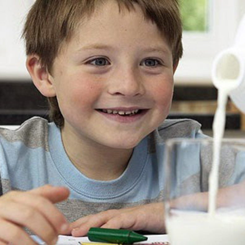 فوائد الحليب قبل النوم للاطفال