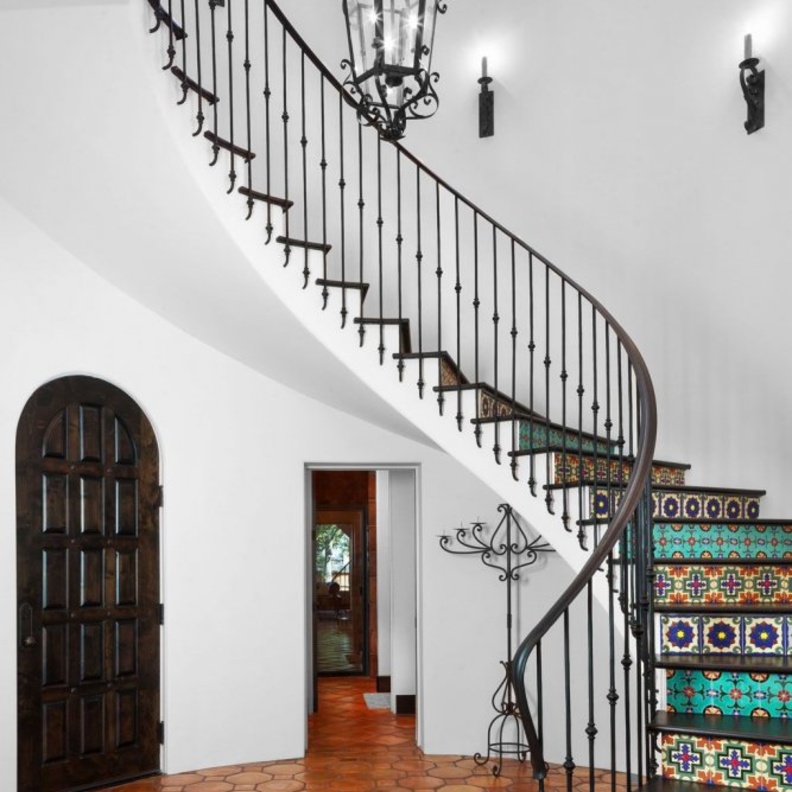 درج المنزل الخشبي يتألق بالتفاصيل باللون الذهبي