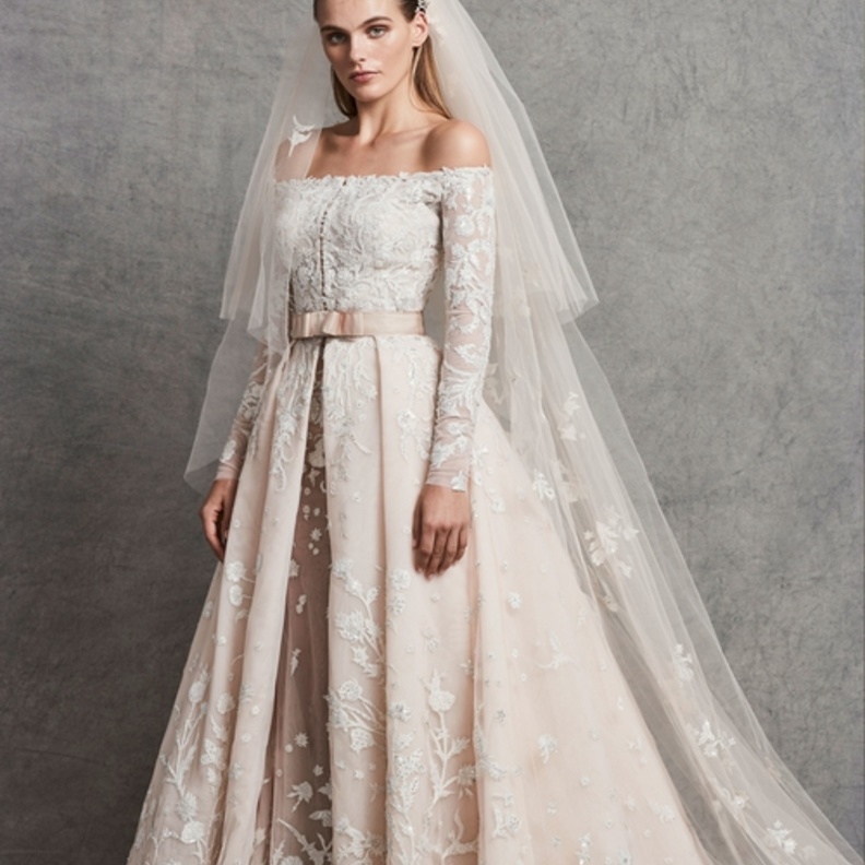 فساتين زفاف ملكية بأكمام طويلة