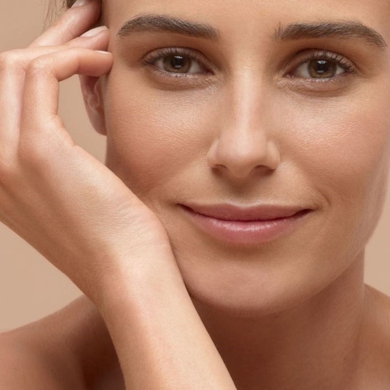 يحتوي العنب الأخضر على مضادات الأكسدة التي تؤدي إلى تنقية البشرة