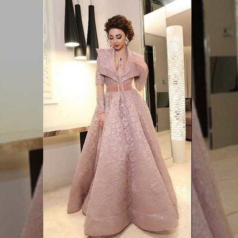 ميريام اختارت تصفيفة الشعر المرفوع لاظهار المجوهرات التي اختارتها من مجموعة Yessayan