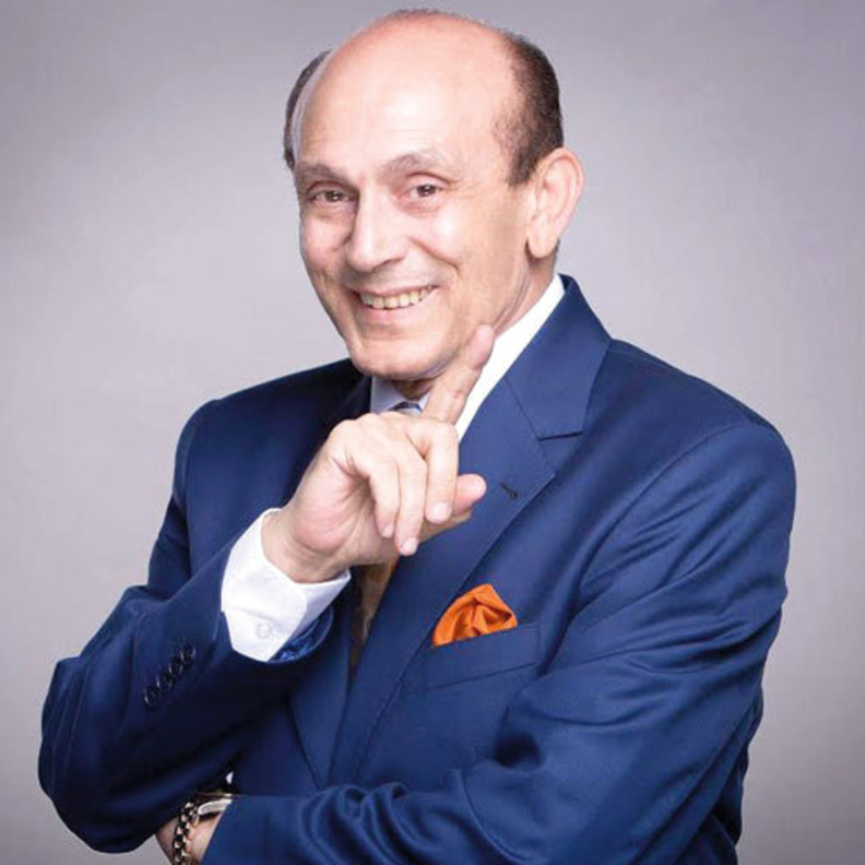 محمد صبحي يفوز بجائزة " الشارقة للابداع المسرحي"